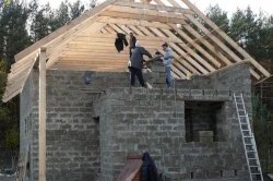 Двухскатная крыша дома